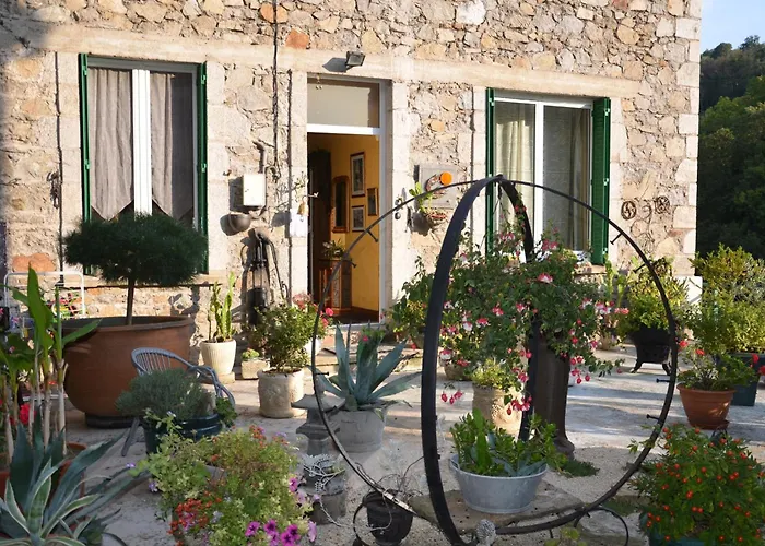 Suite en chambre d'hôtes avec cuisine, garage et vue rivière - Livradois Forez